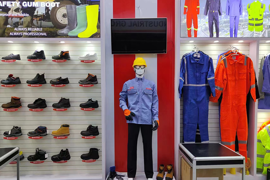 শিল্প পরিবেশে পিভিসি সুরক্ষা বুট পরার মূল সুবিধাগুলি কী কী